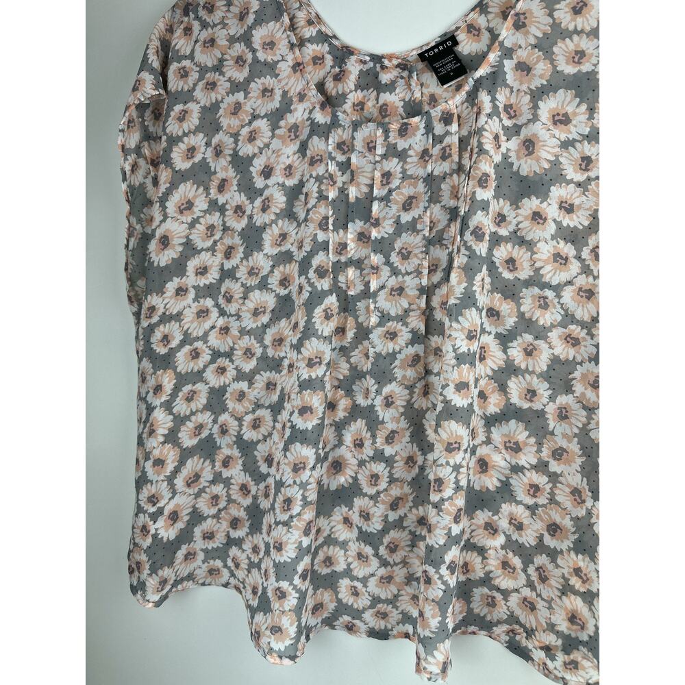 ✨2/$20 Torrid Floral Sheer Chiffon Pleated Tulip Back Blouse Top Plus Size 2 2X - Picture 3 of 7